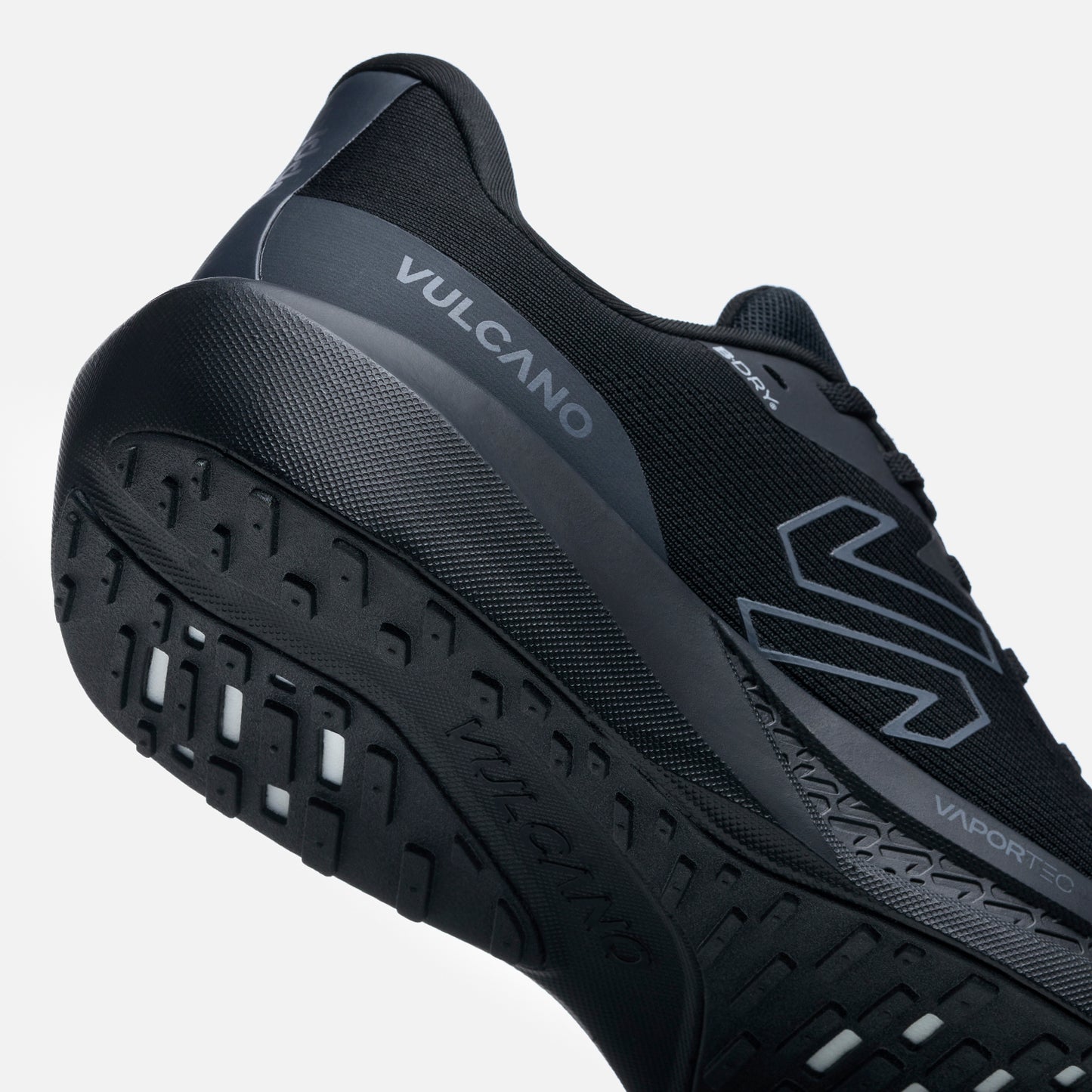 Detalle del talón de las Zapatillas Hombre Epicenter B-Dry Triple Negro Vulcano con logo Vulcano y tecnología B-Dry impermeable.
