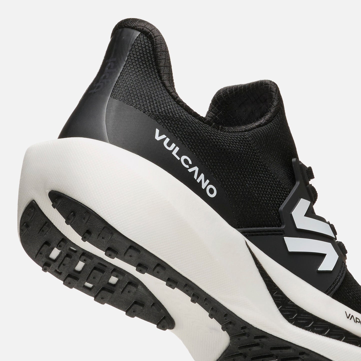 Detalle del talón de las Zapatillas Hombre Magma Negro Vulcano con inscripción lateral y suela de tracción para running.