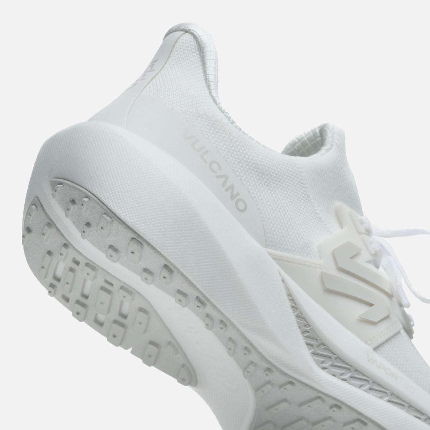 Detalle del talón y suela de las Zapatillas Hombre Magma Blanco Vulcano, destacando la tecnología VaporTec y el grabado 'VULCANO'.