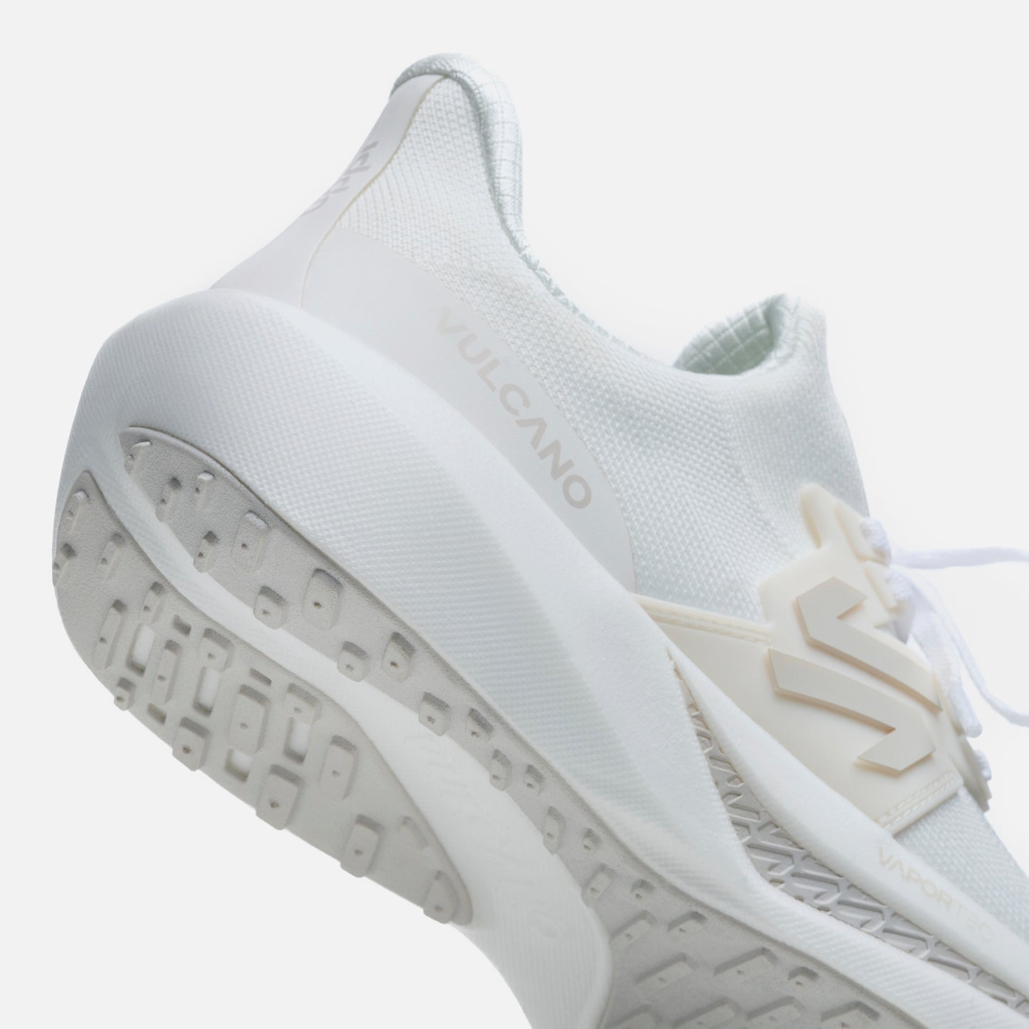 Detalle del talón y suela de las Zapatillas Mujer Magma Blanco Vulcano con tecnología VaporTec y diseño inspirado en la fuerza volcánica.