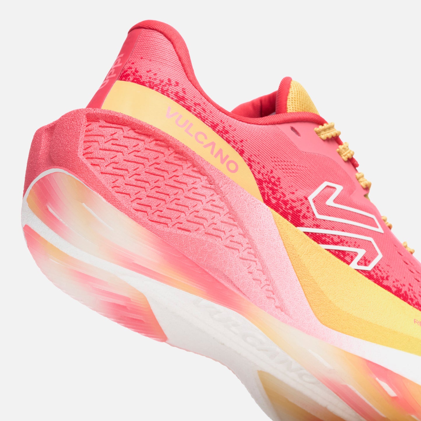 Detalle del talón de las Zapatillas Mujer Nazca Coral / Durazno Vulcano con diseño curvo, suela texturizada y branding 'Vulcano' en color amarillo.