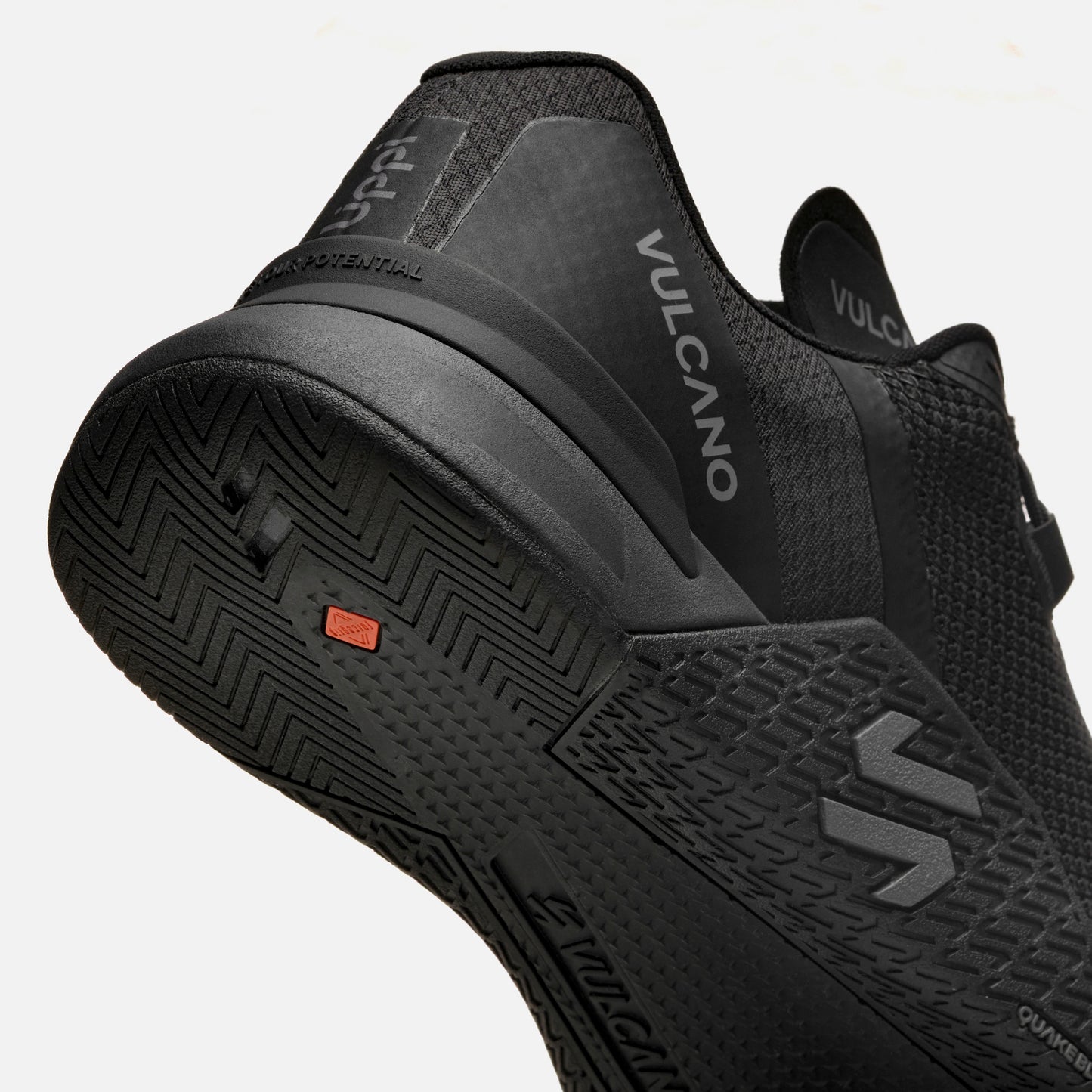 Detalle del talón y suela de las Zapatillas Hombre No Gravity Triple Negro Vulcano con tecnología QuakeBlock y diseño antideslizante.