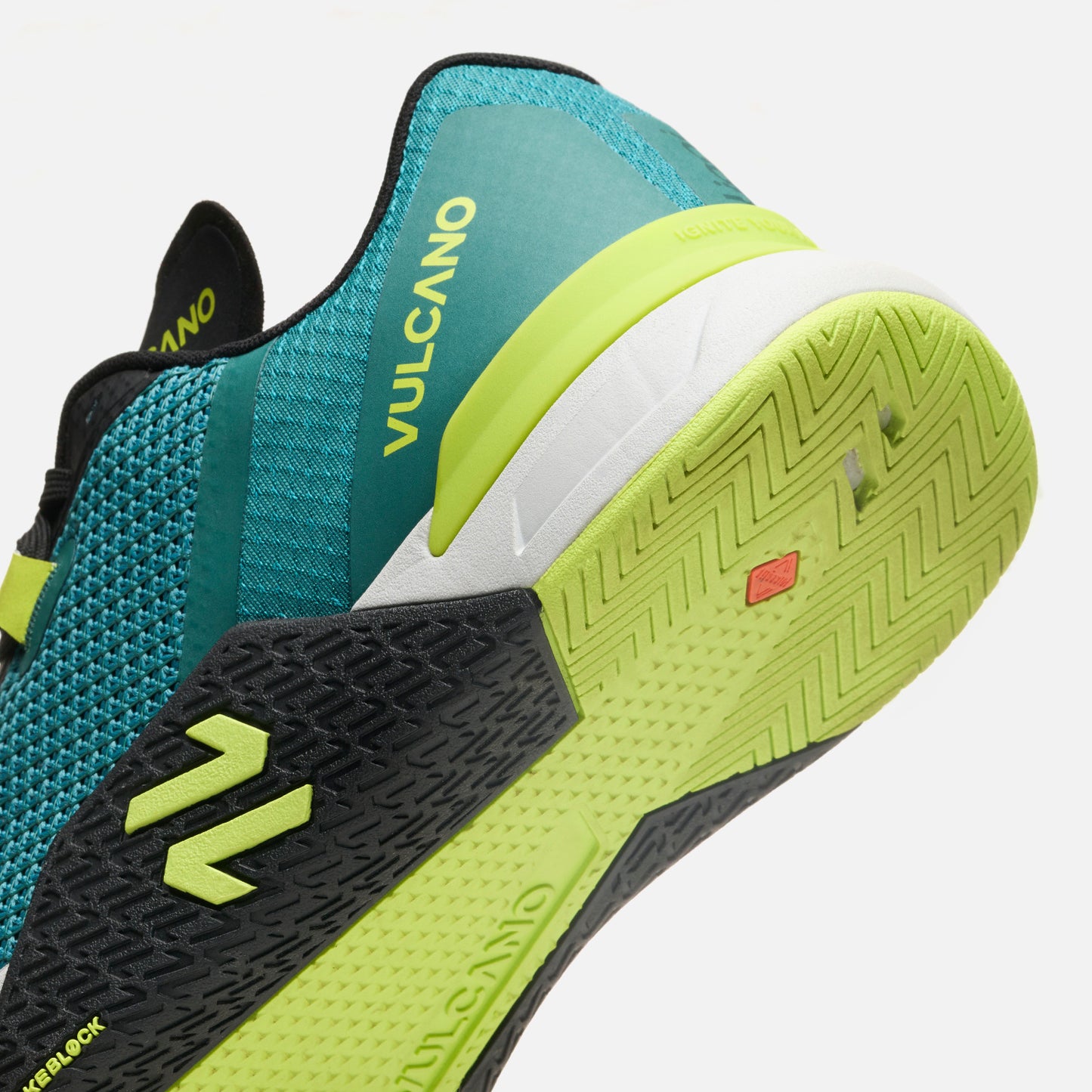 Detalle del talón y suela de las Zapatillas Hombre No Gravity Petroleo Vulcano con tecnología QuakeBlock y diseño robusto para entrenamiento funcional.