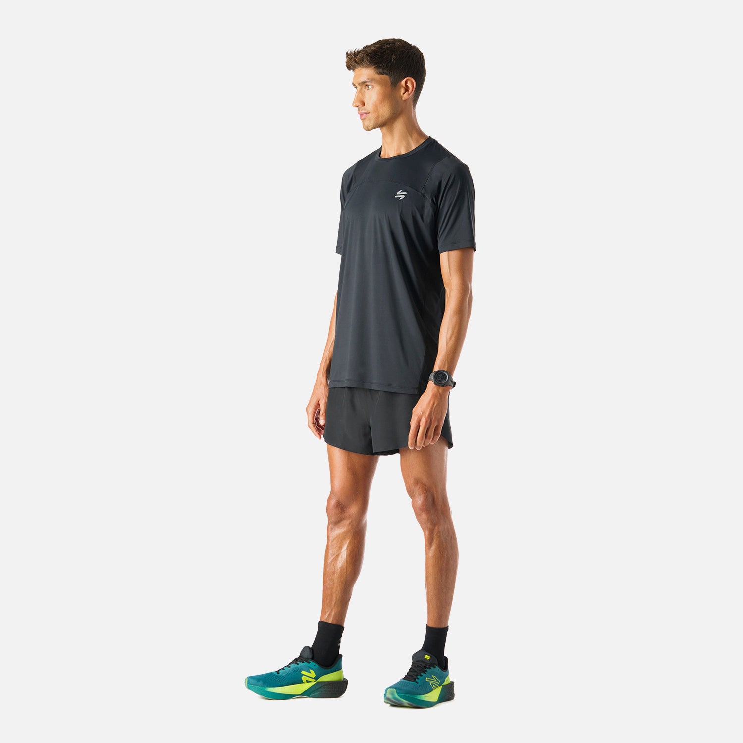Polera Hombre Negro Vulcano - Deportiva Q-Dry, vista lateral completa. Perfecta para running, training o pádel gracias a su ligereza y transpirabilidad.
