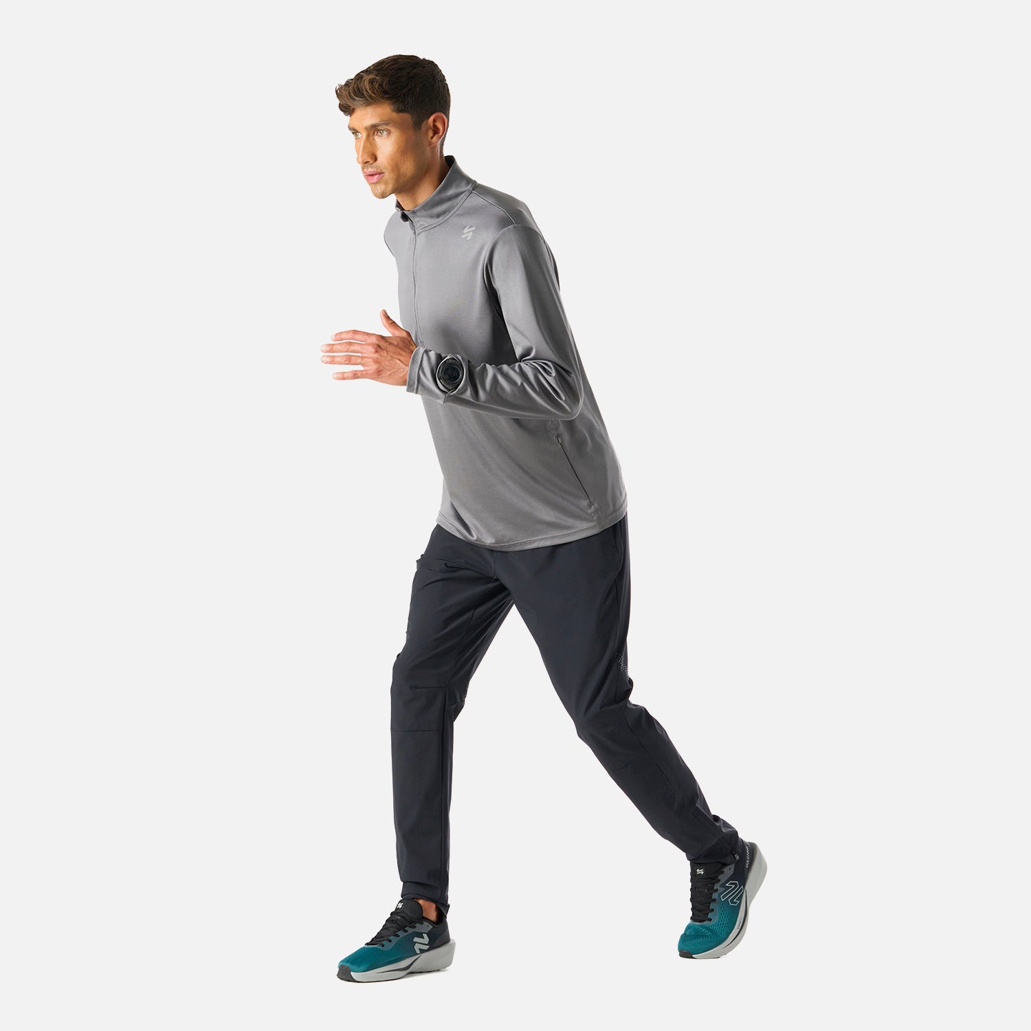 Polerón Hombre Built To Move 1/4 Zip Midlayer Gris Medio Vulcano en movimiento, diseñado para libertad total durante entrenamientos intensos o running.