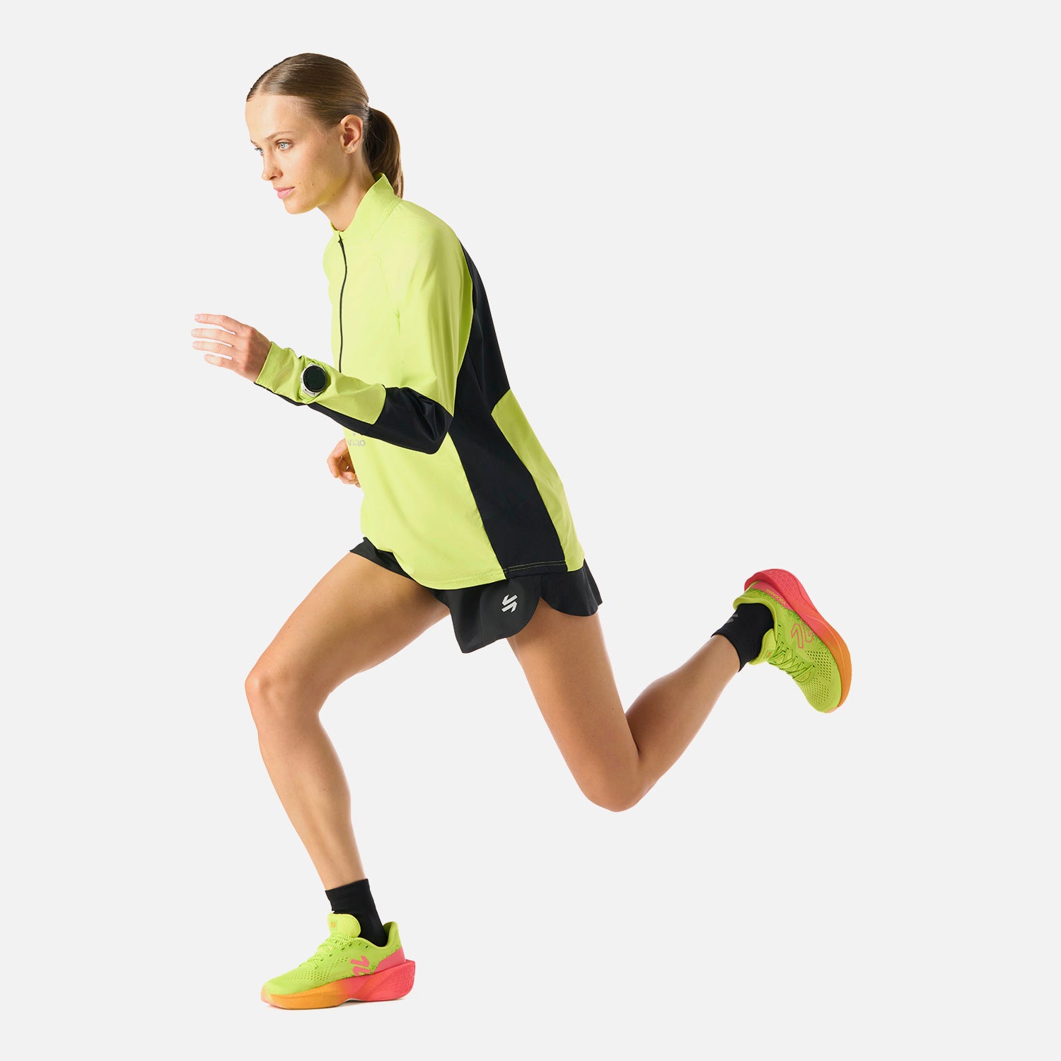 Polerón Mujer Built To Move Pro 1/4 Zip Midlayer Verde Lima Vulcano en acción, mostrando su diseño funcional para running y deportes de invierno.