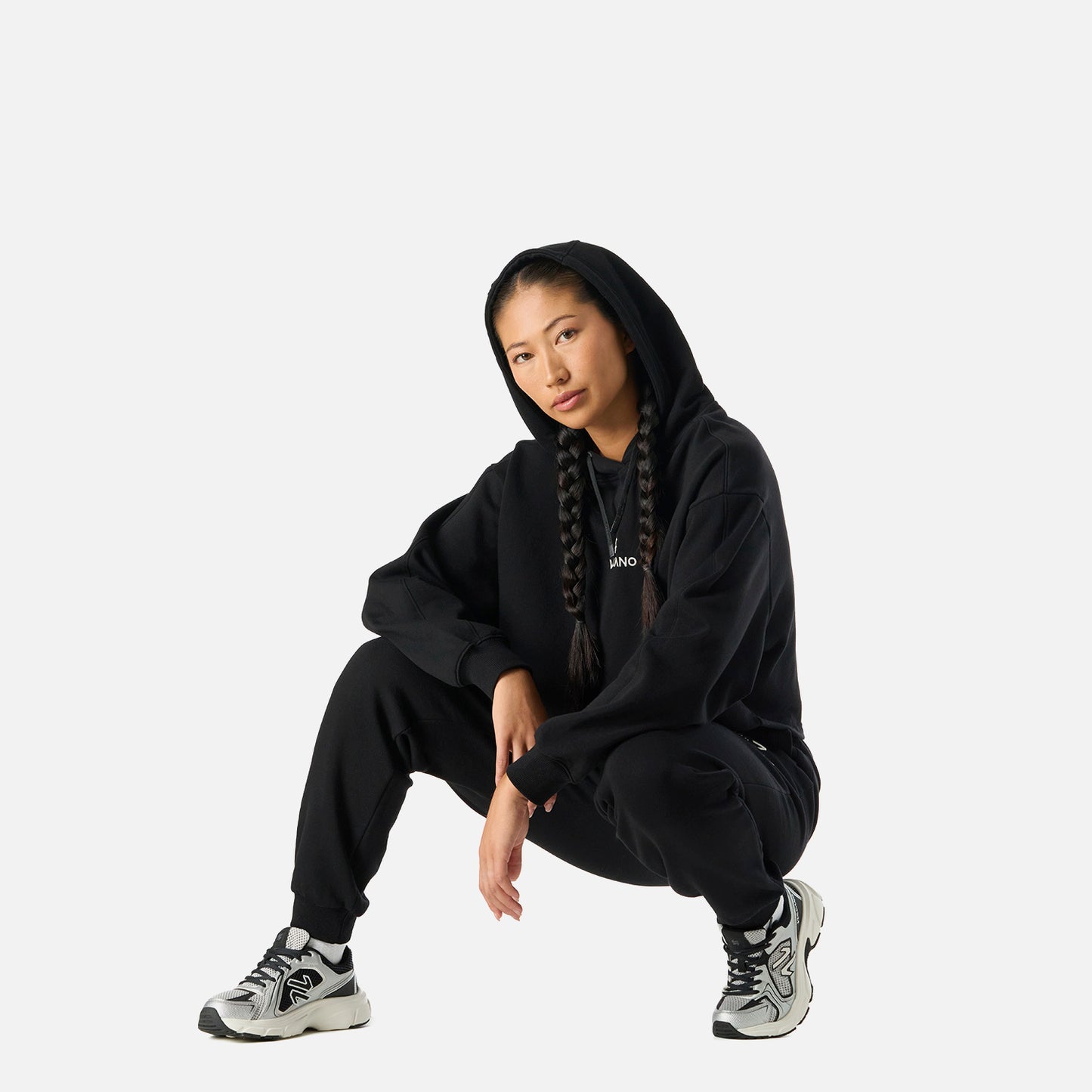 Estilo urbano con Polerón Mujer Cool Down Sweatshirt Hoody Negro Vulcano, modelo en pose relajada con capucha puesta y outfit completo.