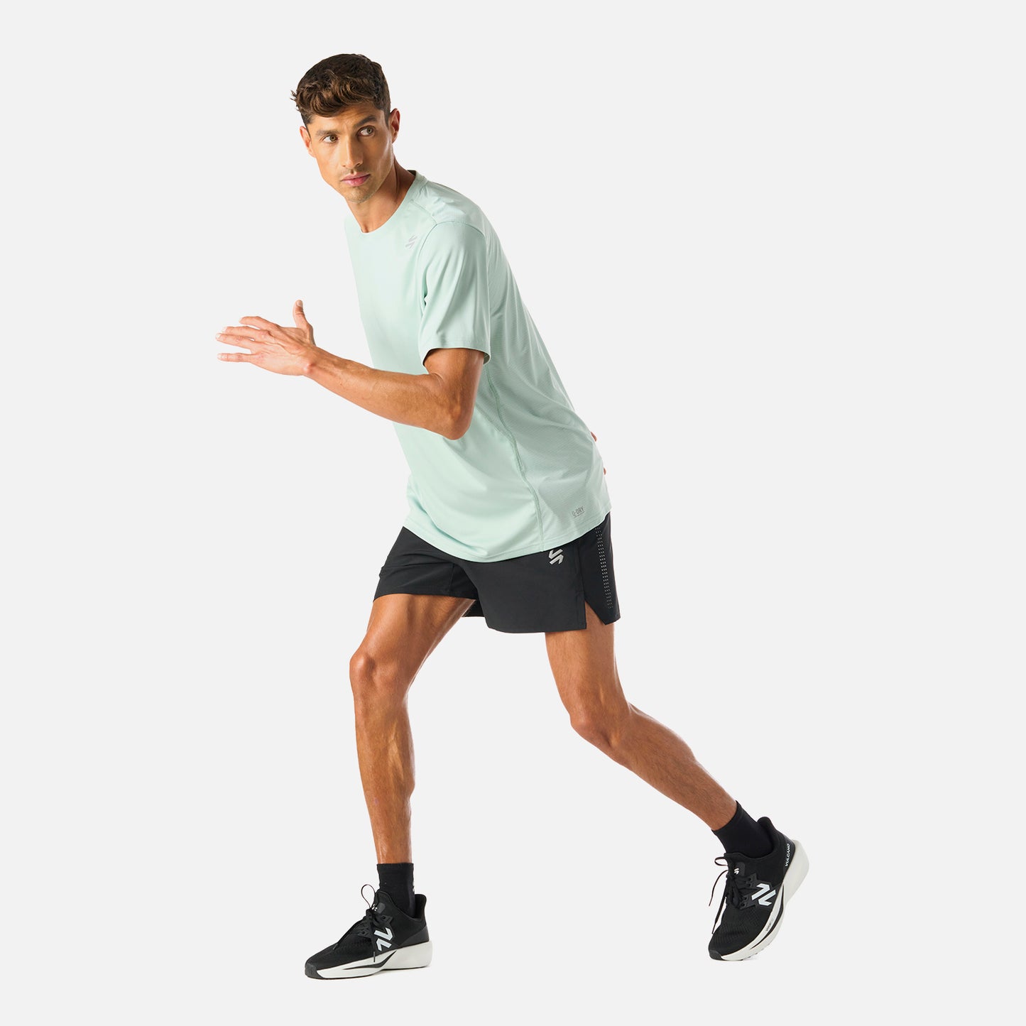 Conjunto deportivo con shorts Tempo 5'' Hombre Vulcano y camiseta técnica, ideal para running gracias a su diseño ligero y transpirable.