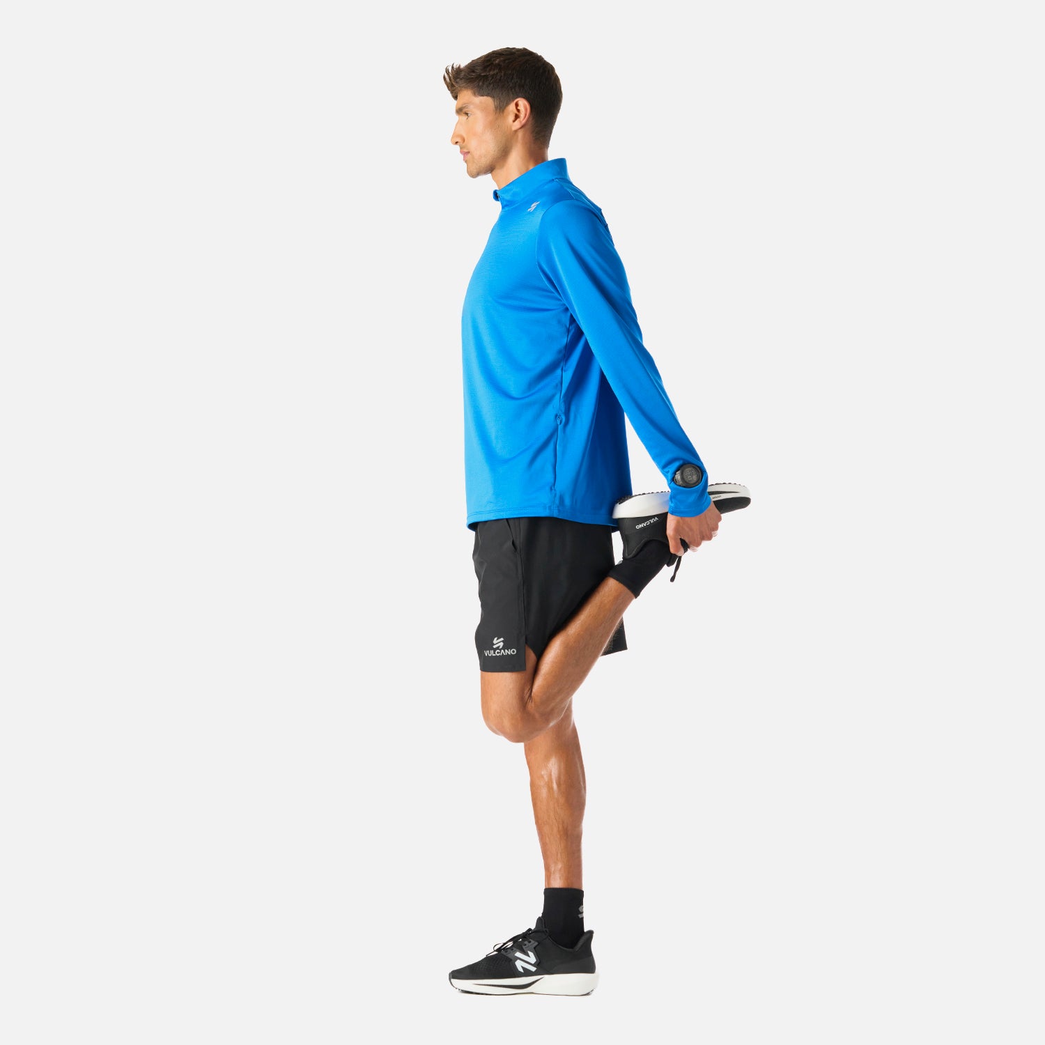 Polerón Hombre Built To Move 1/4 Zip Midlayer Azul Vulcano durante estiramiento, ideal para actividades como training, running y pádel.