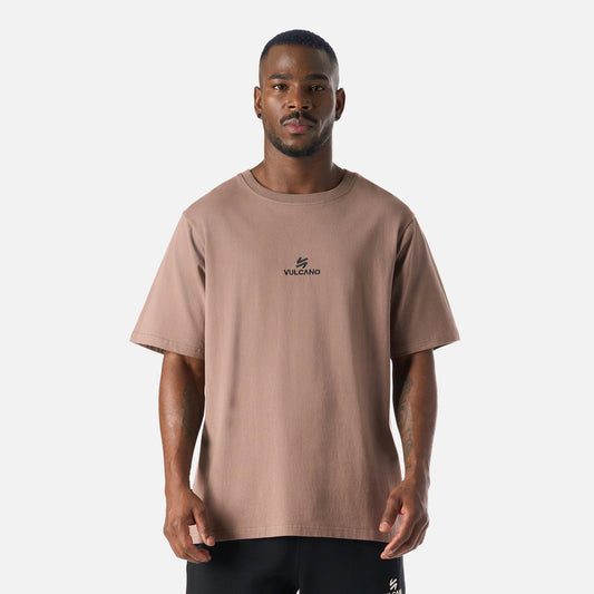 Polera Hombre Cool Down T-Shirt Taupe Vulcano con ajuste oversize y logo frontal, ideal para un look casual y cómodo de invierno.
