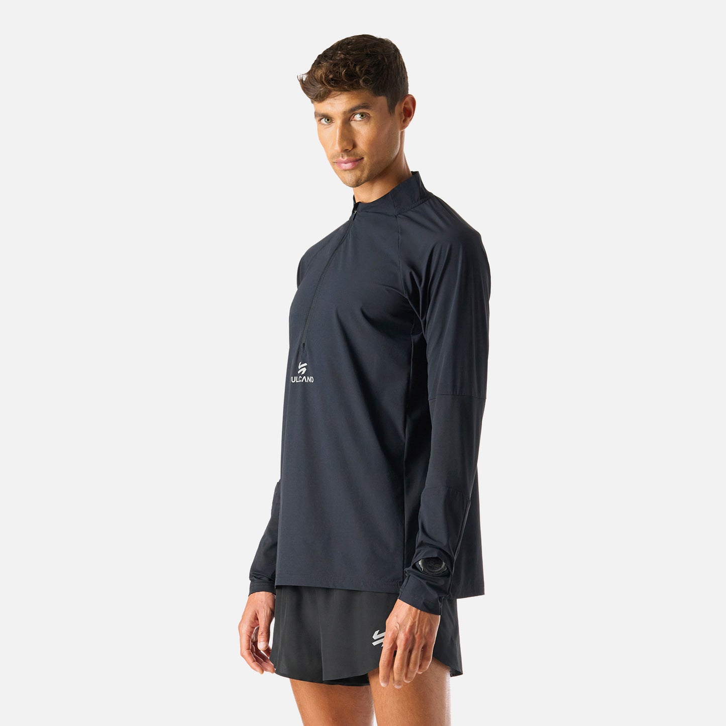 Vista lateral del Polerón Hombre Built To Move Pro 1/4 Zip Midlayer Negro Vulcano, diseño ergonómico y ajuste cómodo para invierno.