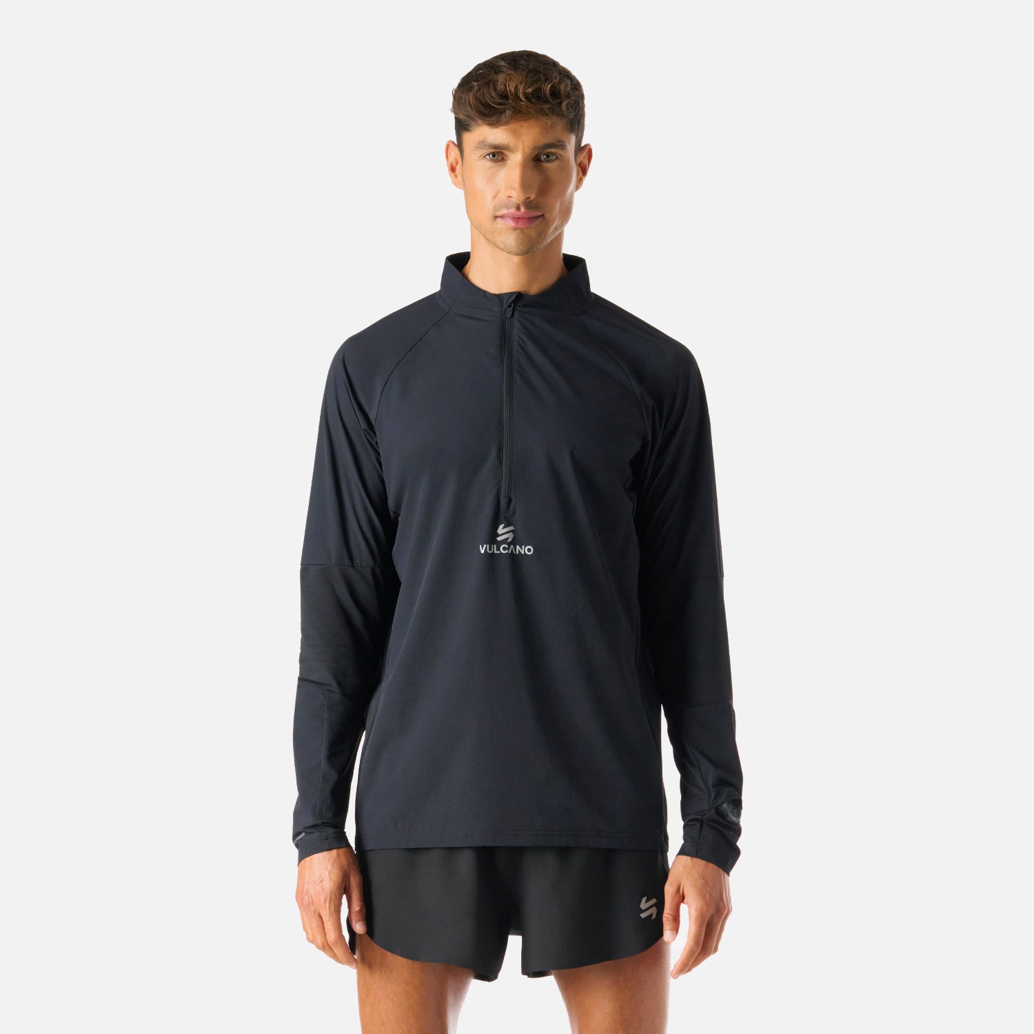 Polerón Hombre Built To Move Pro 1/4 Zip Midlayer Negro Vulcano con cierre frontal, ideal para running y entrenamientos en clima frío.