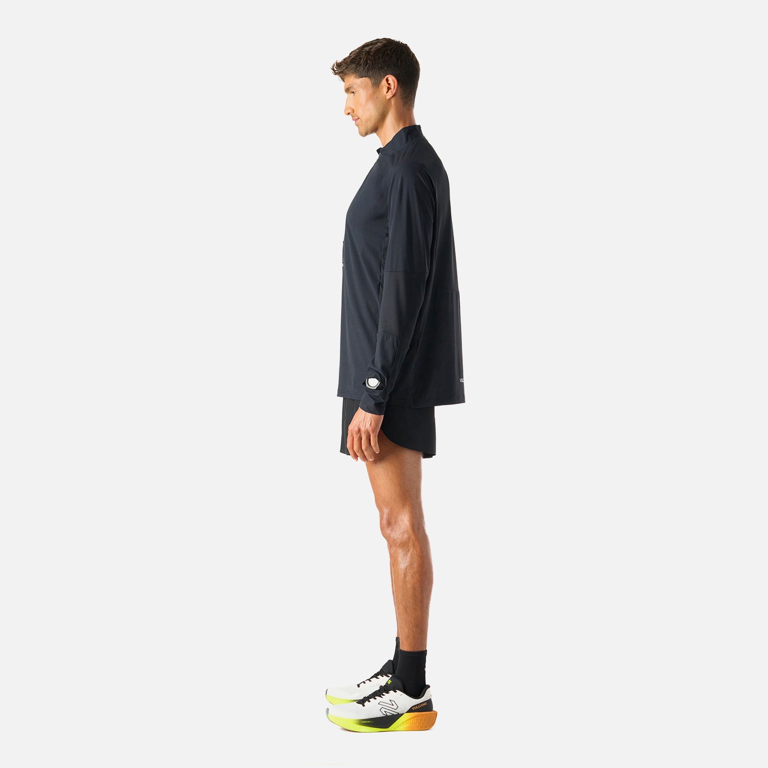 Perfil completo del Polerón Hombre Built To Move Pro 1/4 Zip Midlayer Negro Vulcano, mostrando su caída recta y mangas largas.