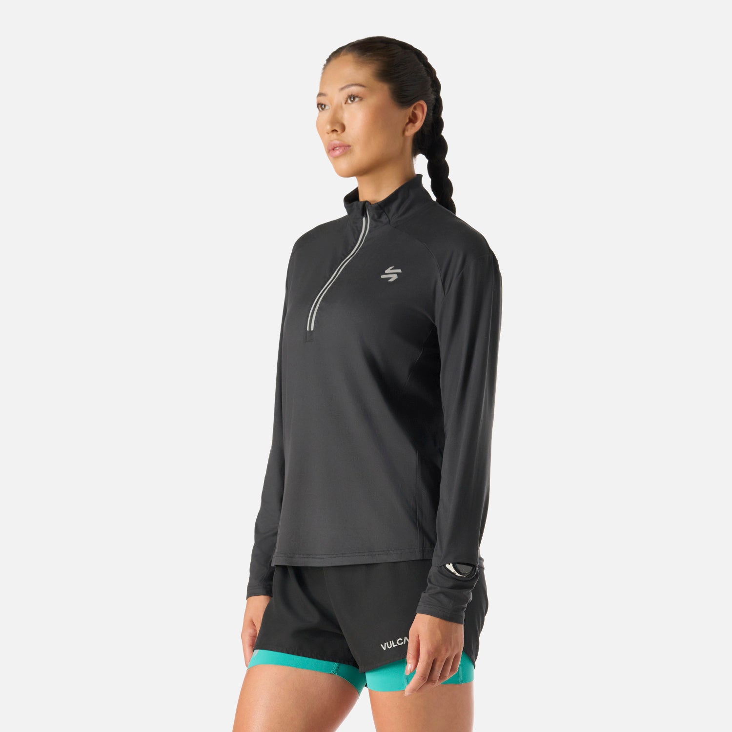 Vista lateral del Polerón Mujer Tempo 1/4 Zip Midlayer Negro Vulcano, con ajuste cómodo y tecnología Q-Dry para actividades como pádel y running.