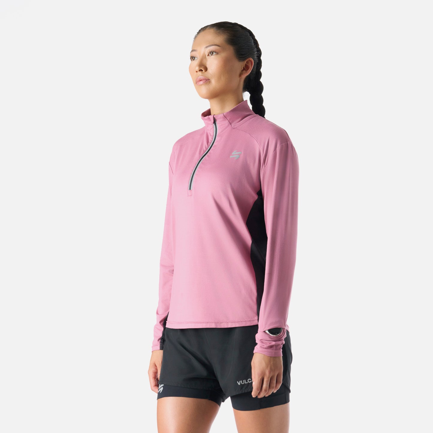 Vista lateral del Polerón Mujer Tempo 1/4 Zip Midlayer Rosado Vulcano, diseño deportivo con paneles en contraste para mayor ventilación.