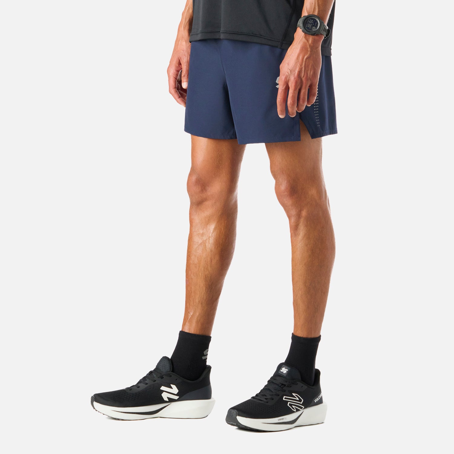 Shorts de running Tempo 5'' para hombre en azul marino, diseño ergonómico con aberturas laterales y ajuste cómodo para entrenamientos intensos.