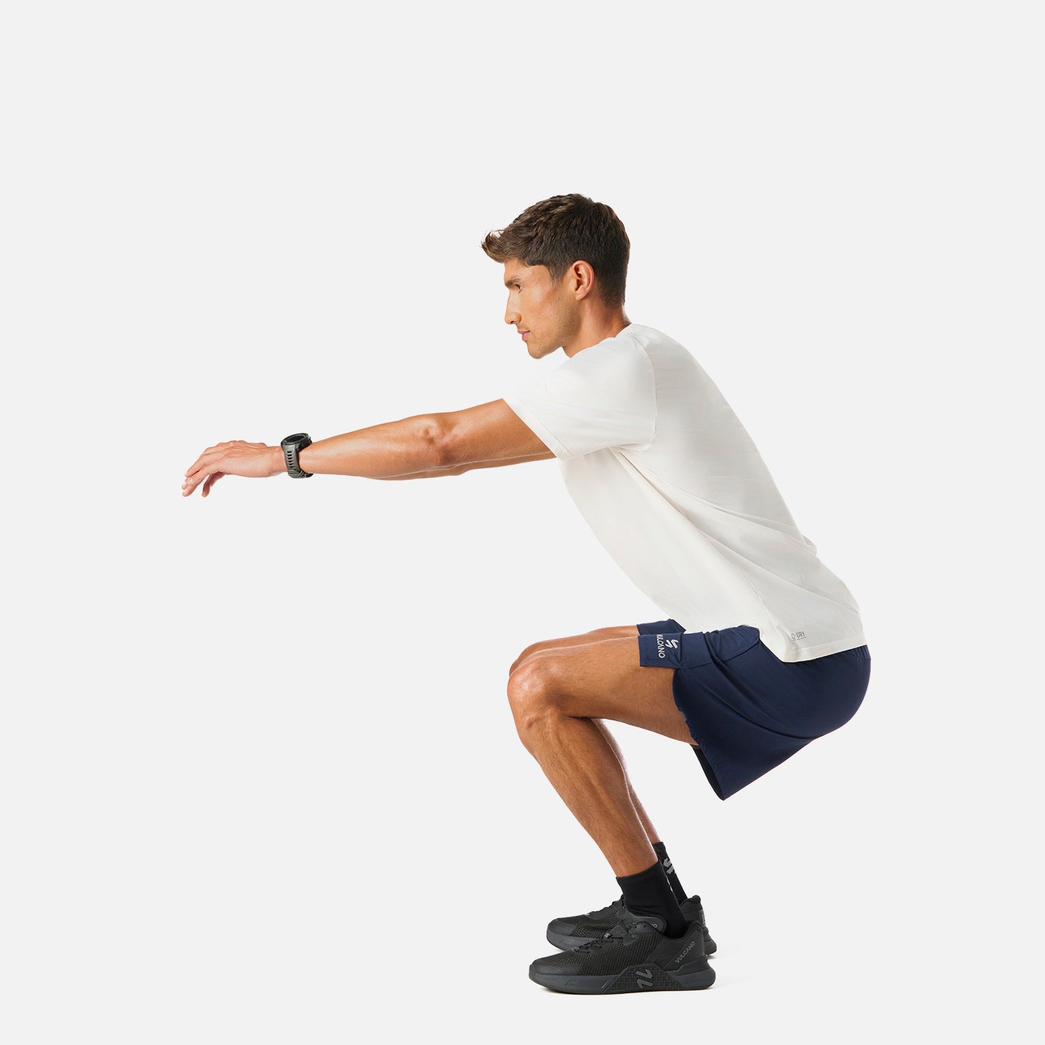 Polera Hombre Tempo T-Shirt Blanco Vulcano combinada con short negro, perfecta para rutinas de entrenamiento gracias a su comodidad y frescura.