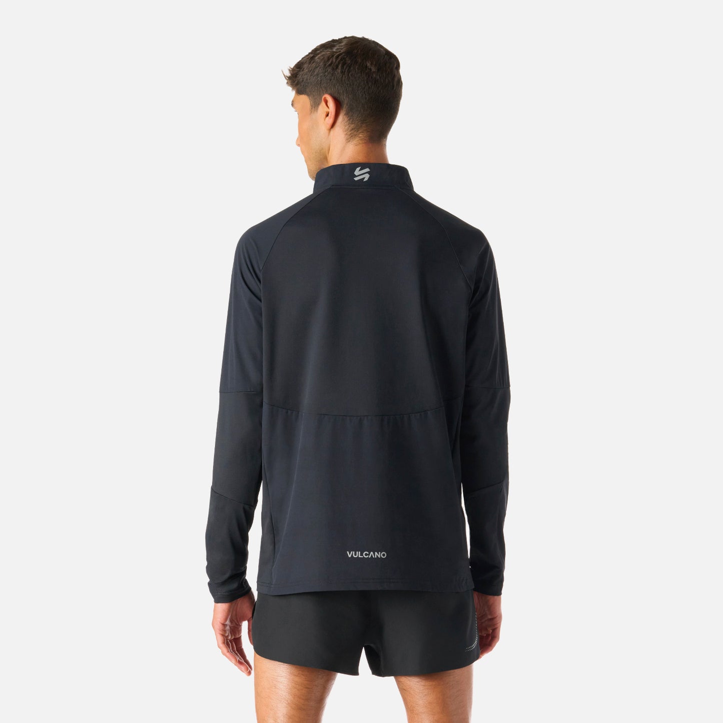 Vista trasera del Polerón Hombre Built To Move Pro 1/4 Zip Midlayer Negro Vulcano, con logo Vulcano y paneles de ventilación.
