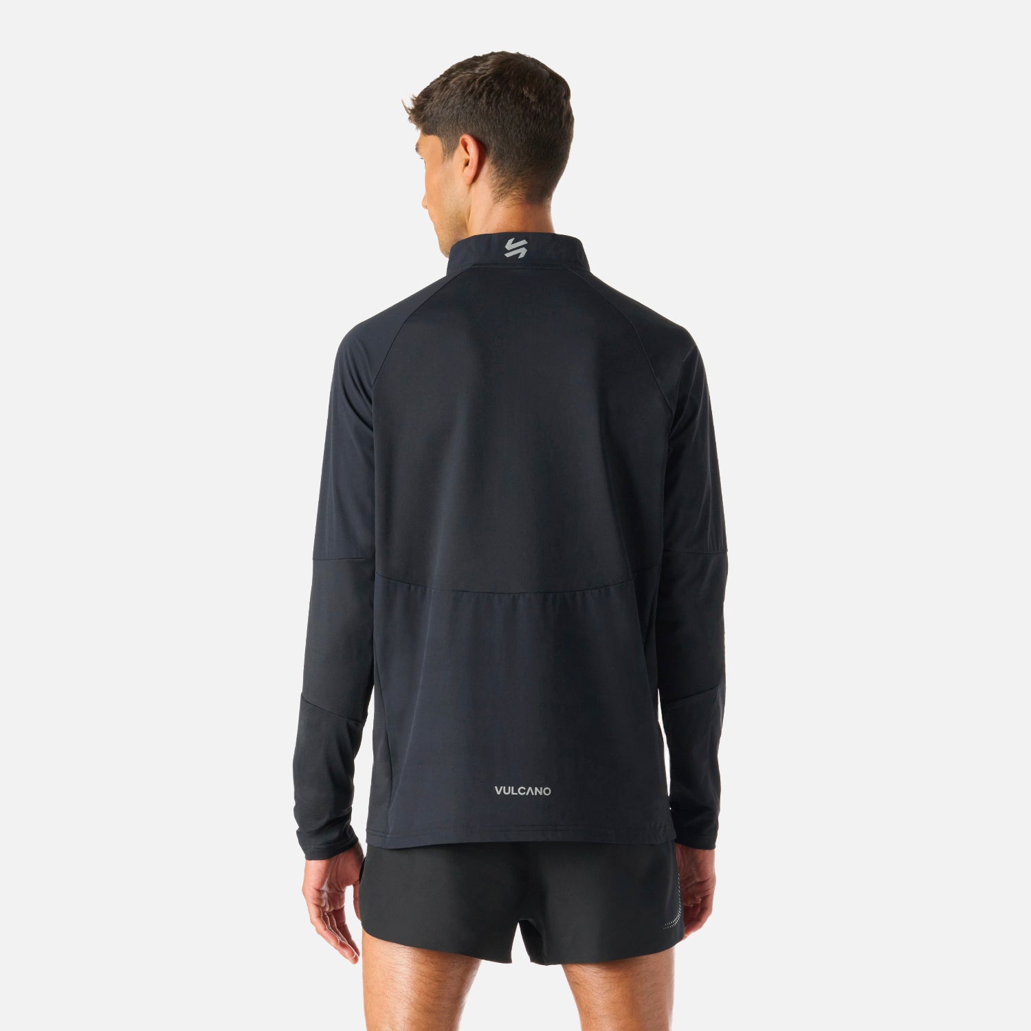 Vista trasera del Polerón Hombre Built To Move Pro 1/4 Zip Midlayer Negro Vulcano, con logo Vulcano y paneles de ventilación.