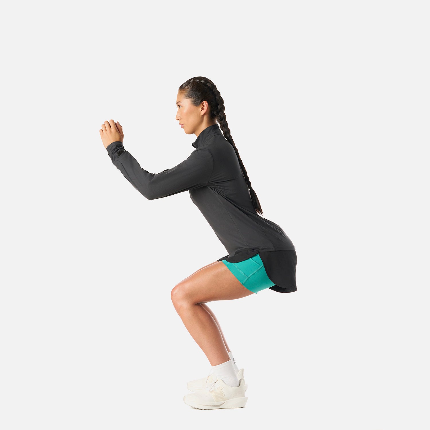 Polerón Mujer Tempo 1/4 Zip Midlayer Negro Vulcano en posición de ejercicio, mostrando su flexibilidad y confort para entrenamiento activo.