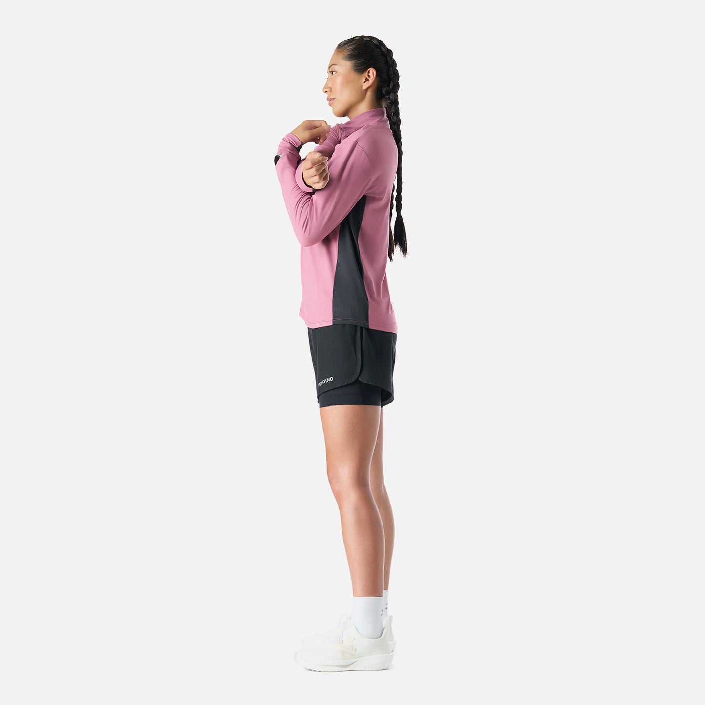 Perfil completo del Polerón Mujer Tempo 1/4 Zip Midlayer Rosado Vulcano, mostrando ajuste cómodo y flexibilidad para actividades físicas.