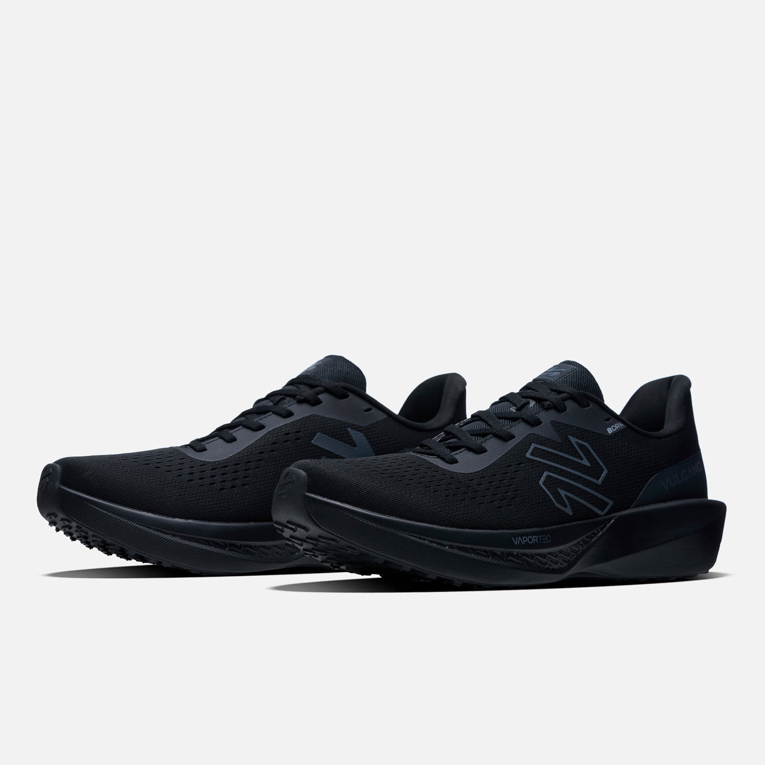 Vista en ángulo de las Zapatillas Hombre Epicenter B-Dry Triple Negro Vulcano, con upper transpirable y suela de alto rendimiento.