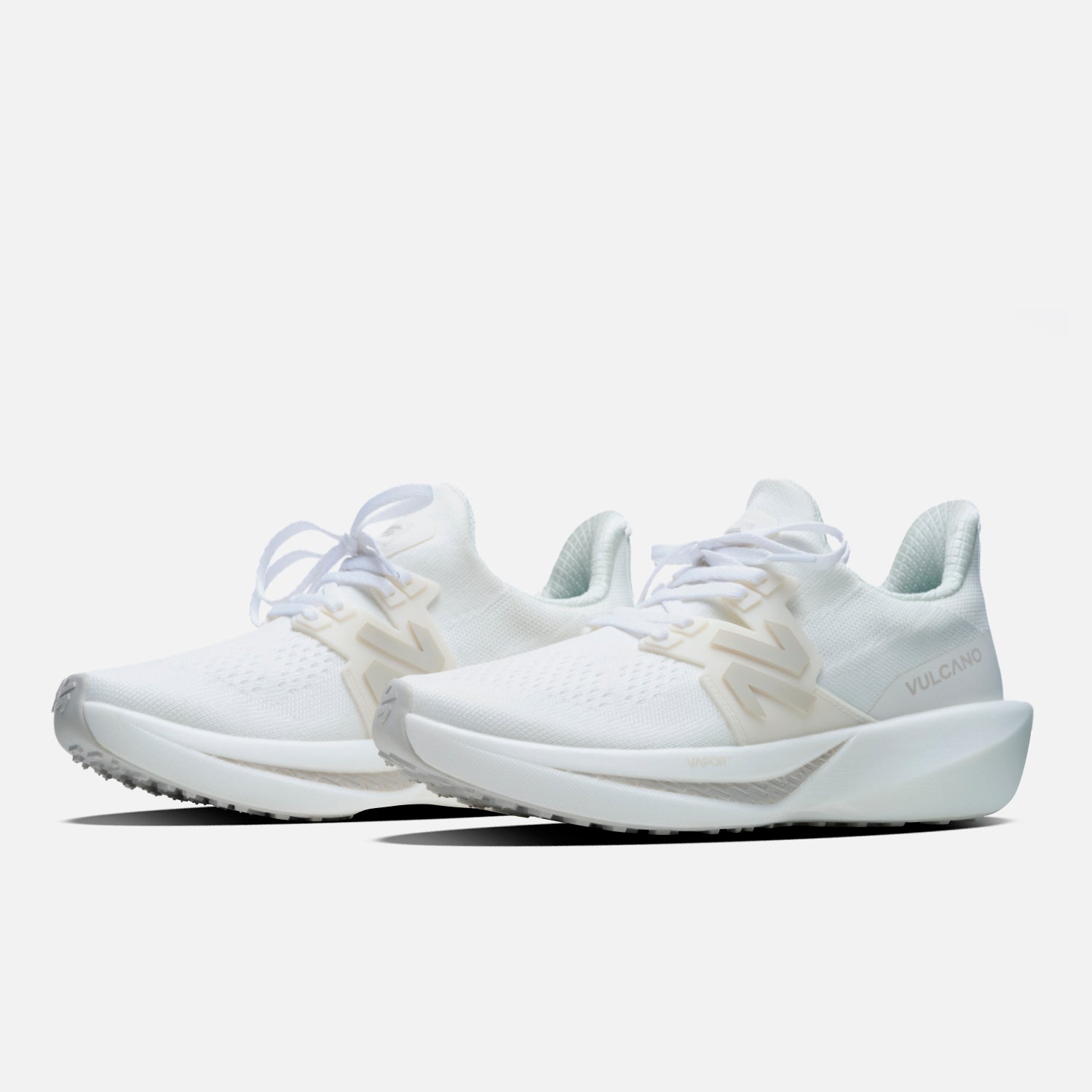 Par de Zapatillas Mujer Magma Blanco Vulcano con diseño moderno y suela elevada, ideales para running y estilo urbano en temporada AW25.