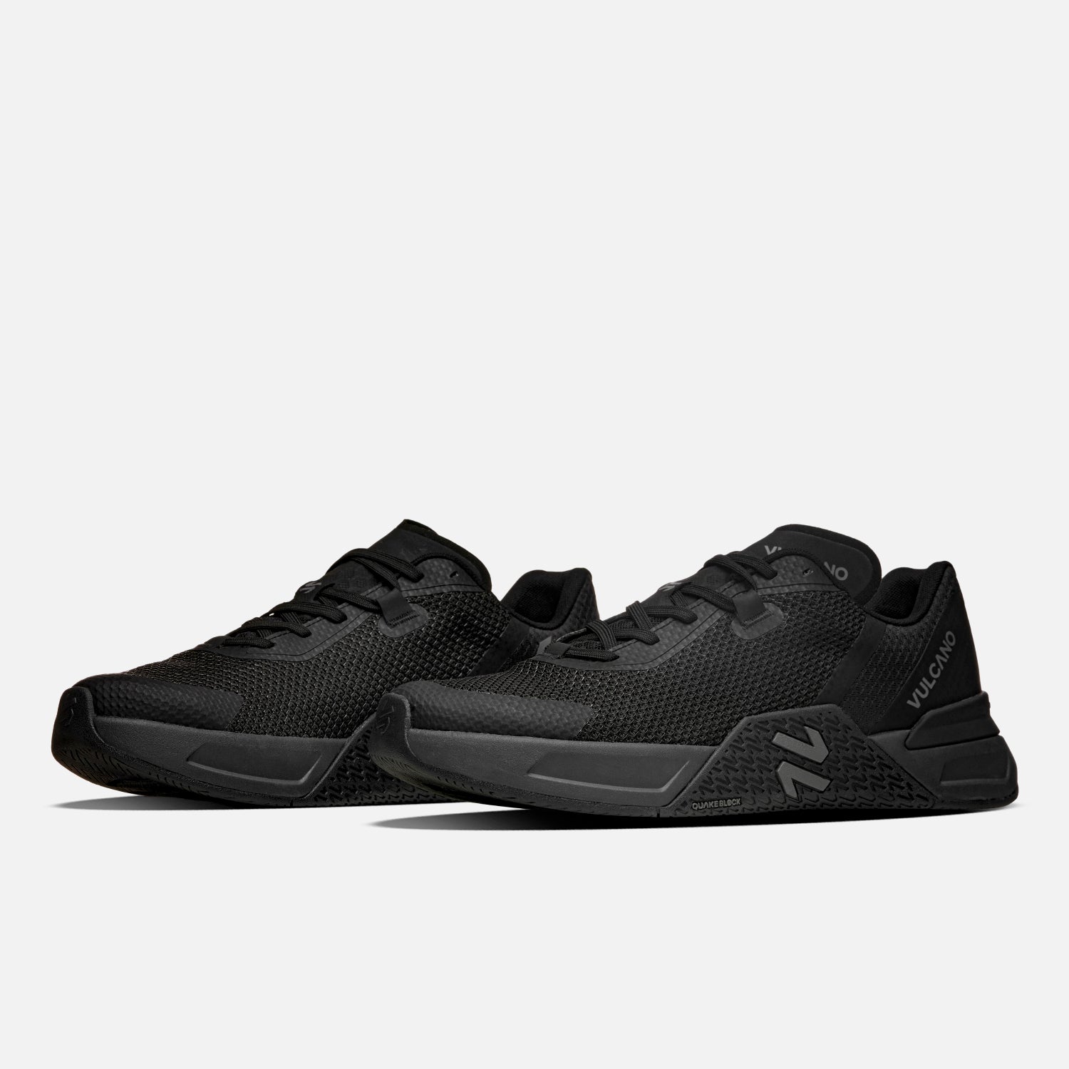Par de Zapatillas Mujer No Gravity Triple Negro Vulcano con diseño ergonómico, ideales para entrenamiento y estilo urbano.