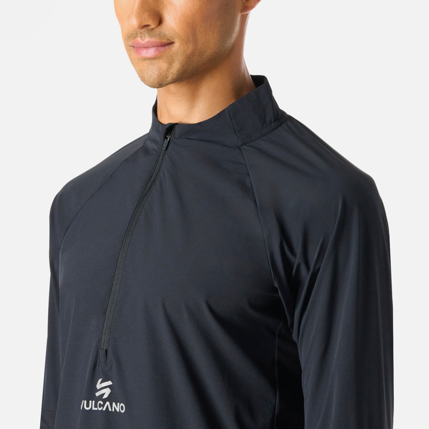 Detalle del cierre y cuello del Polerón Hombre Built To Move Pro 1/4 Zip Midlayer Negro Vulcano, con tejido técnico Q-Dry.