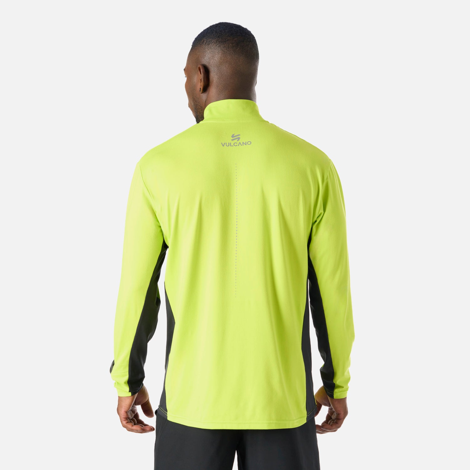 Espalda del Polerón Tempo 1/4 Zip Midlayer verde lima con logo Vulcano, ideal para running y actividades outdoor en temporada invierno 2025.