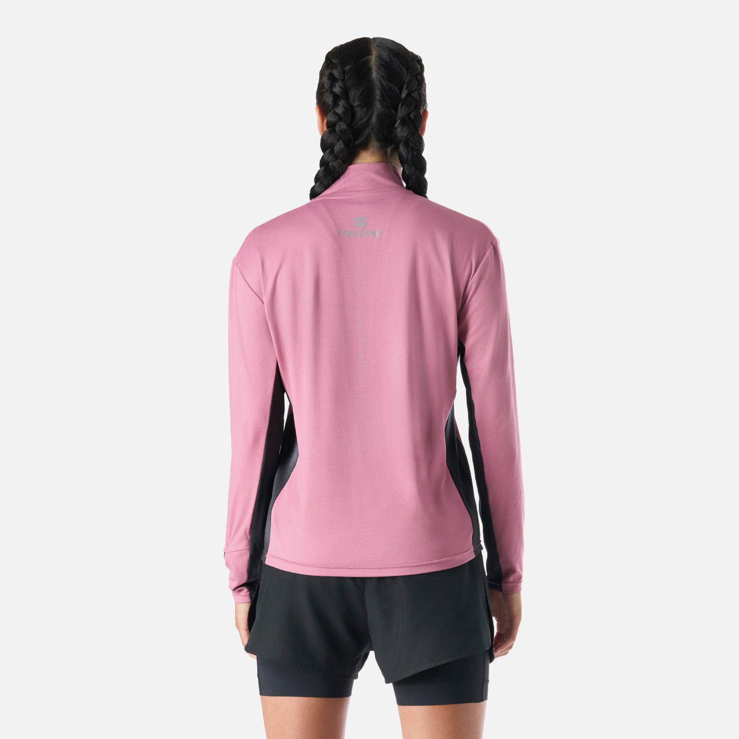 Parte trasera del Polerón Mujer Tempo 1/4 Zip Midlayer Rosado Vulcano con logo reflectante, ideal para entrenamientos al aire libre.