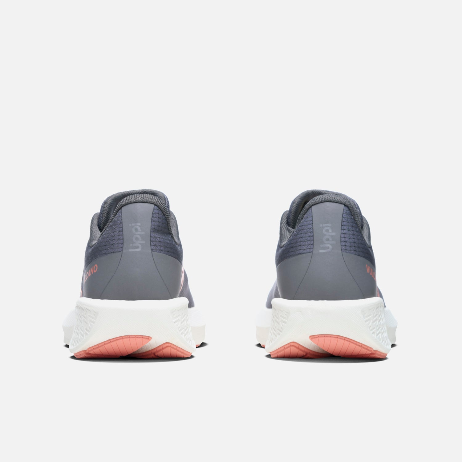 Zapatillas Mujer Ignite Gris Vulcano vistas desde atrás, con suela blanca texturizada y detalles en coral, ideales para running y uso diario.