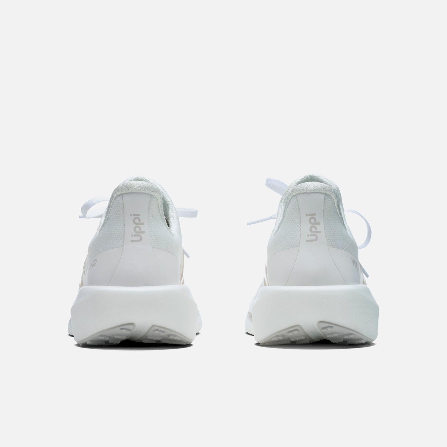 Vista trasera de las Zapatillas Mujer Magma Blanco Vulcano con talón reforzado y logo Uppi, pensadas para confort y durabilidad.