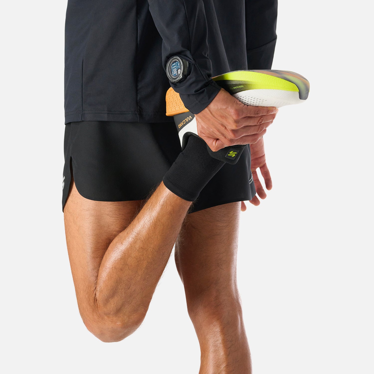 Polerón Hombre Built To Move Pro 1/4 Zip Midlayer Negro Vulcano en uso durante estiramiento, ideal para running y actividad física.