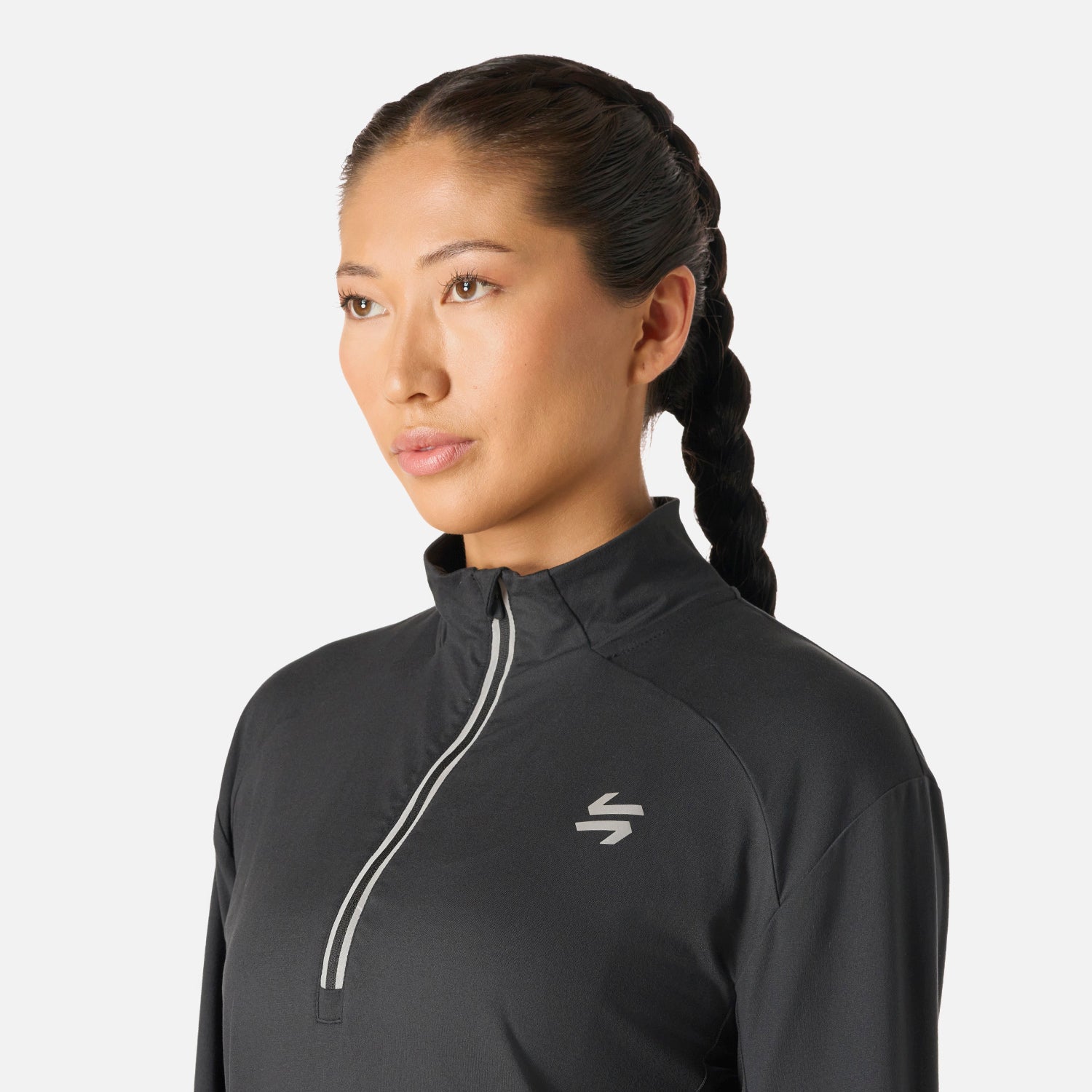 Detalle del cuello y cierre del Polerón Mujer Tempo 1/4 Zip Midlayer Negro Vulcano, con logo reflectante y diseño técnico para mujer.