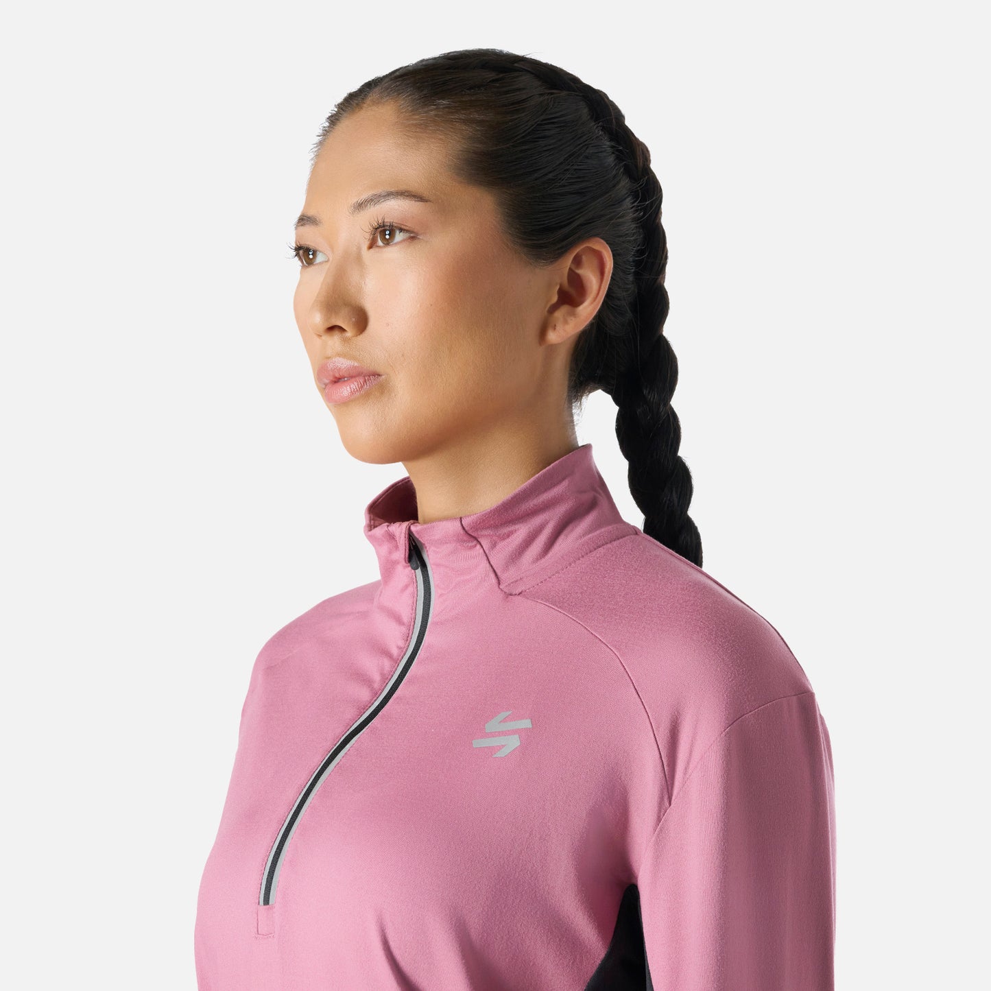 Detalle del cuello y logo del Polerón Mujer Tempo 1/4 Zip Midlayer Rosado Vulcano, con cierre 1/4 y tejido técnico para mayor confort.
