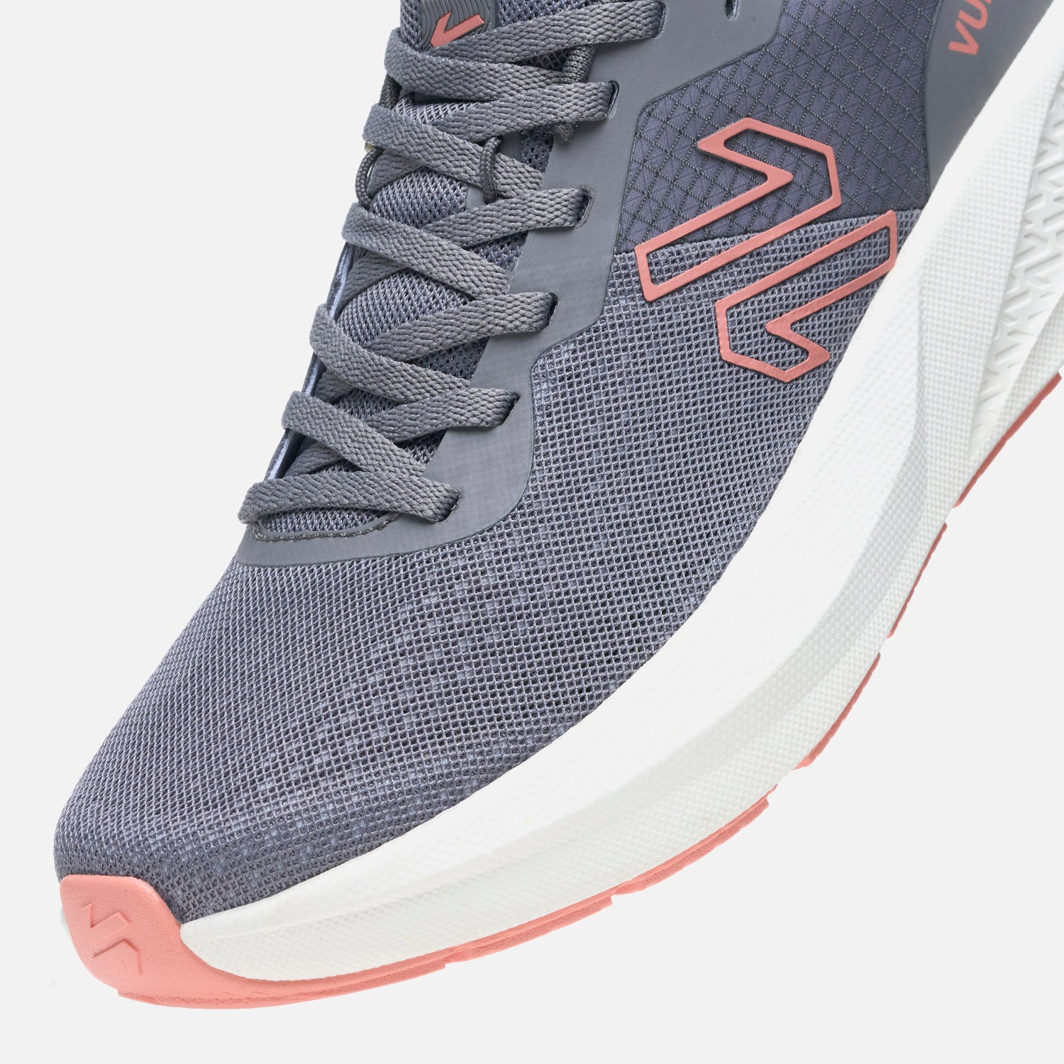 Zapatillas Mujer Ignite Gris Vulcano con diseño de micromalla respirable y suela gruesa blanca ideal para running y uso diario en invierno 2025.