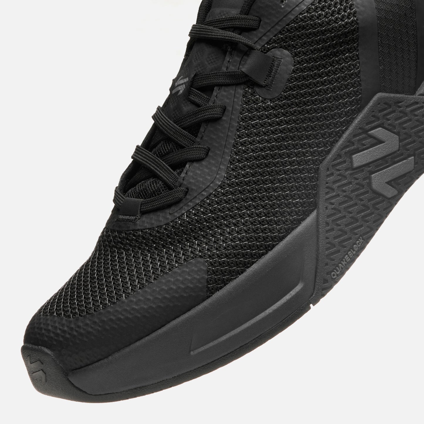 Detalle frontal de las Zapatillas Hombre No Gravity Triple Negro Vulcano con malla técnica y refuerzos para mayor durabilidad y soporte.