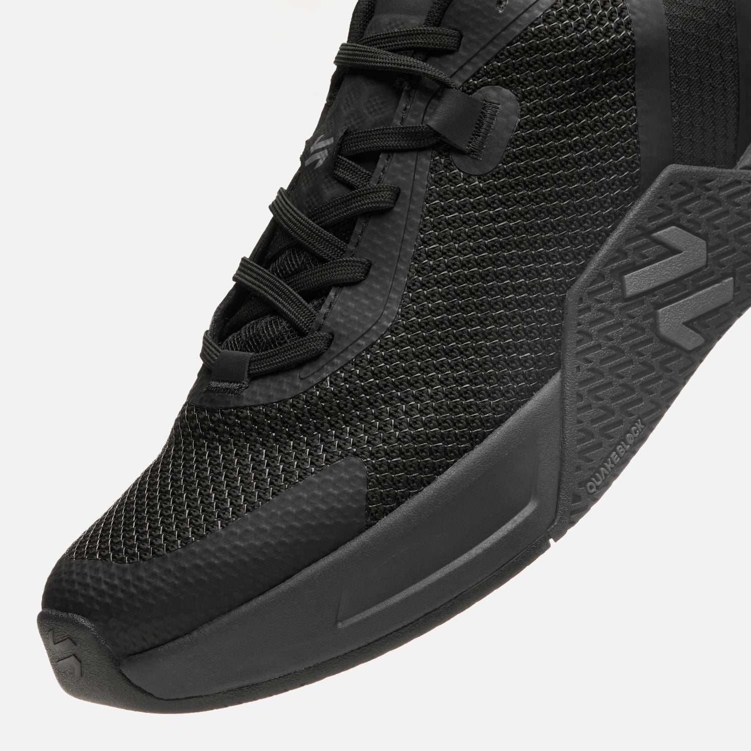 Detalle frontal de las Zapatillas Hombre No Gravity Triple Negro Vulcano con malla técnica y refuerzos para mayor durabilidad y soporte.