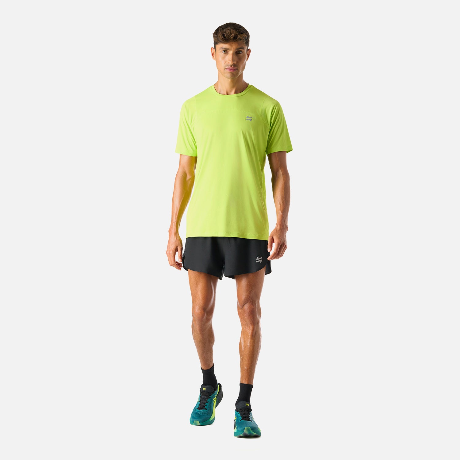 Polera Hombre Verde Lima Vulcano - Deportiva Q-Dry, vista lateral completa. Perfecta para running, training o pádel gracias a su ligereza y transpirabilidad.