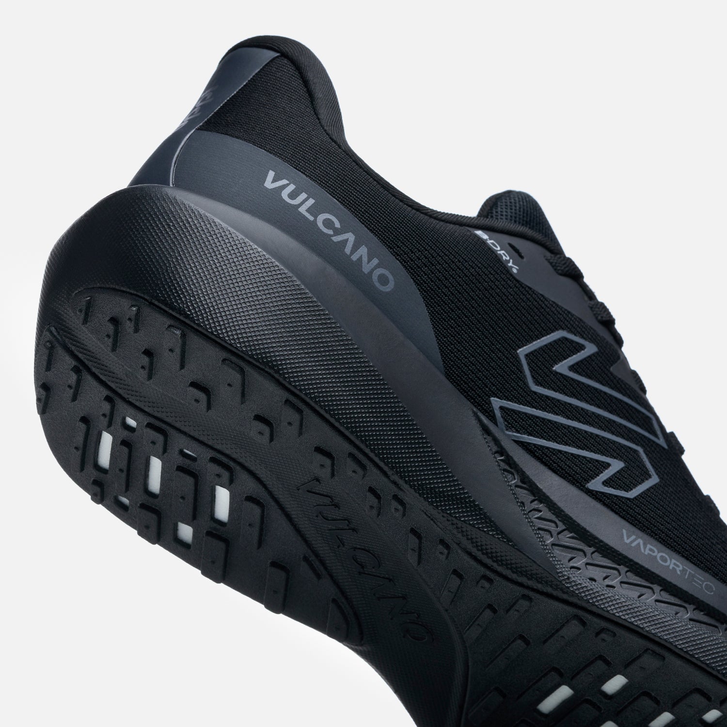 Detalle del talón y suela de las zapatillas mujer Epicenter B-Dry Triple Negro Vulcano con inscripción Vulcano y amortiguación avanzada.