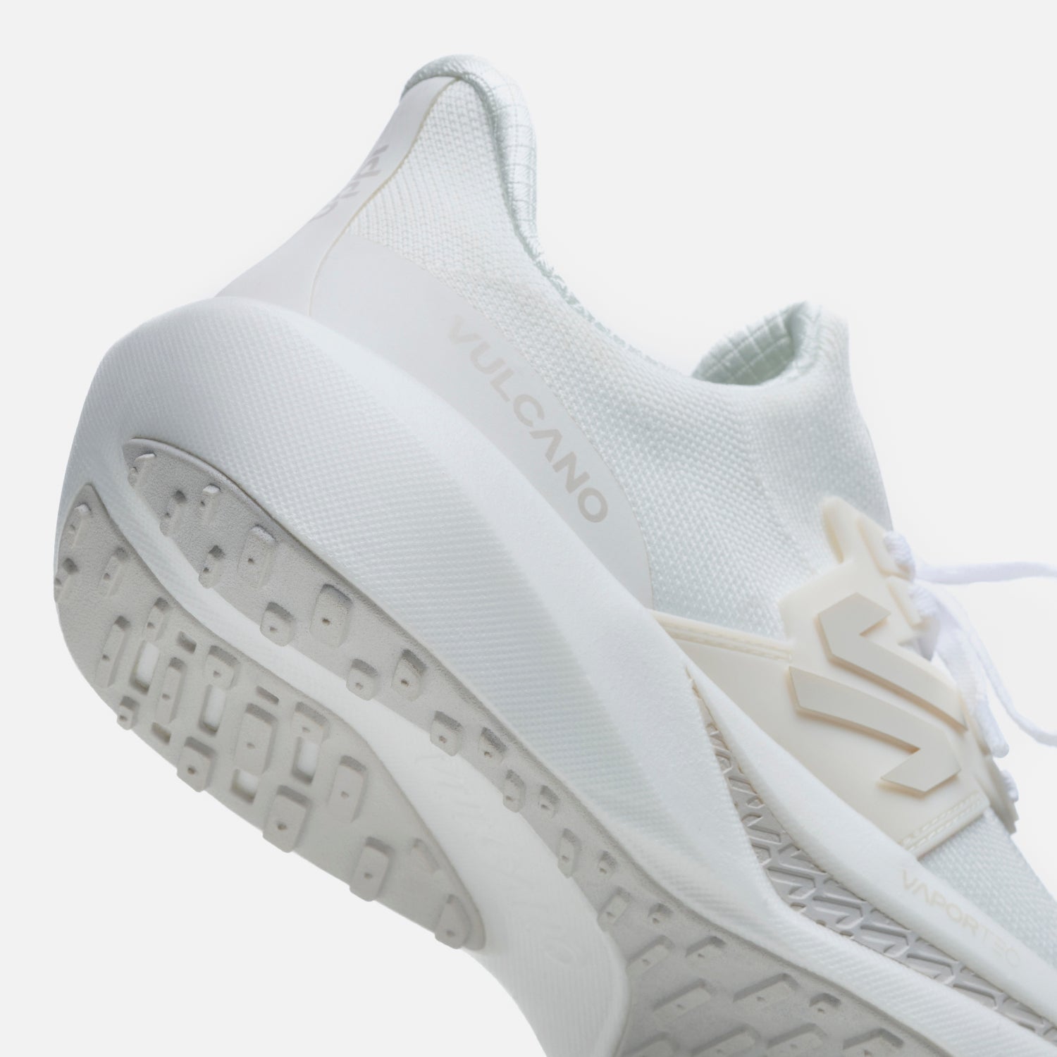 Detalle del talón y suela de las Zapatillas Mujer Magma Blanco Vulcano con tecnología VaporTec y diseño inspirado en la fuerza volcánica.