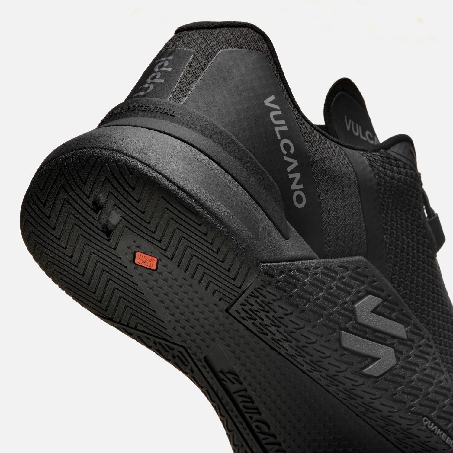 Detalle del talón y suela de las Zapatillas Hombre No Gravity Triple Negro Vulcano con tecnología QuakeBlock y diseño antideslizante.